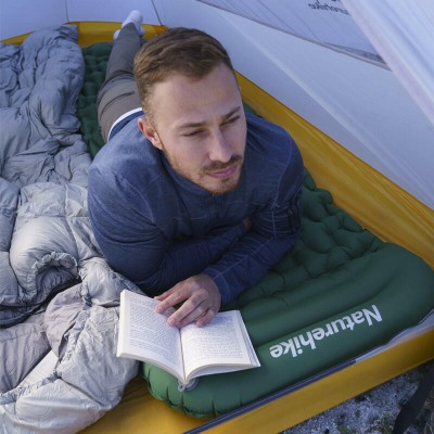 Надувной матрас с подголовником Naturehike CNK2300DZ0001, темно-зеленый.